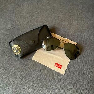 Black Ray Ban aviators